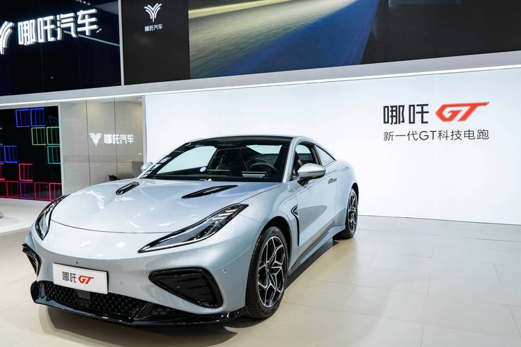 成都80哪吒汽车在智能汽车领域的表现，领途汽车在新能源汽车市场中的影响力